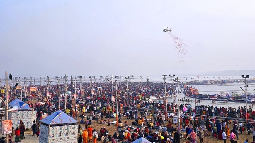 Mahakumbh Mela 2025: अमृत स्नान पर भी श्रद्धालुओं पर हुई पुष्पवर्षा, लगे जयकारे।