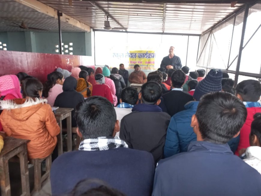 रायबरेली: फसलों के अवशेष जलाने से मिट्टी सख्त होती है एवं लाभकारी जीवाणु नष्ट होते हैं: डॉ दीपक मिश्र