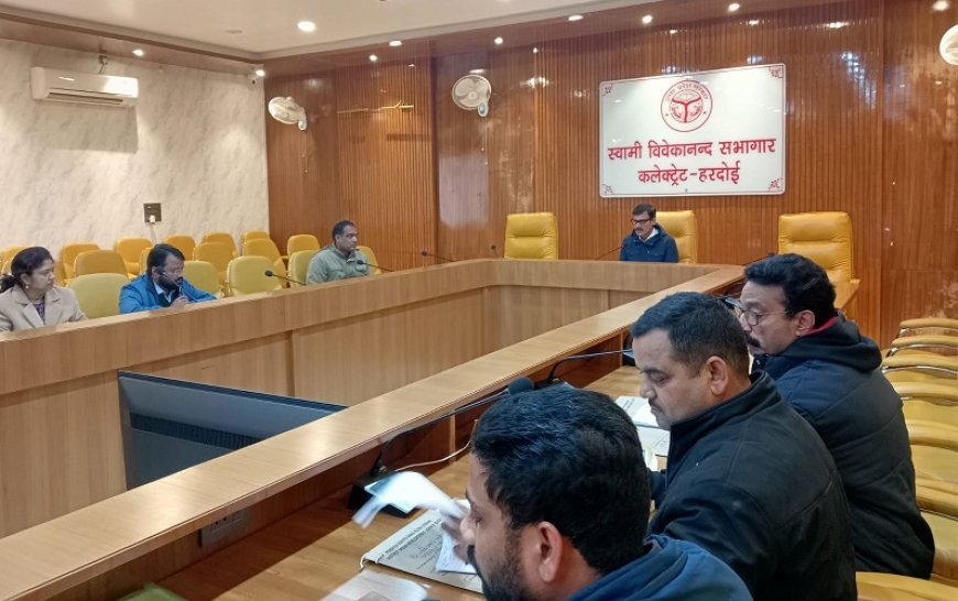 Hardoi News: सड़क के किनारे कूड़ा फेकने पर अधिशाषी अधिकारी होंगे जिम्मेदार- जिलाधिकारी