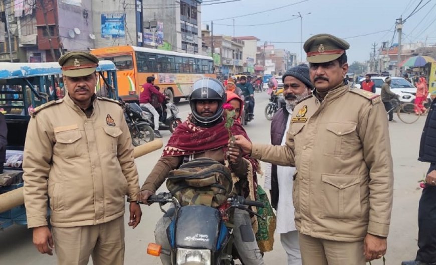 Sambhal News: यातायात पुलिस ने हेलमेट बांटे, फूल देकर किया सम्मानित, 280 किए चालान। 