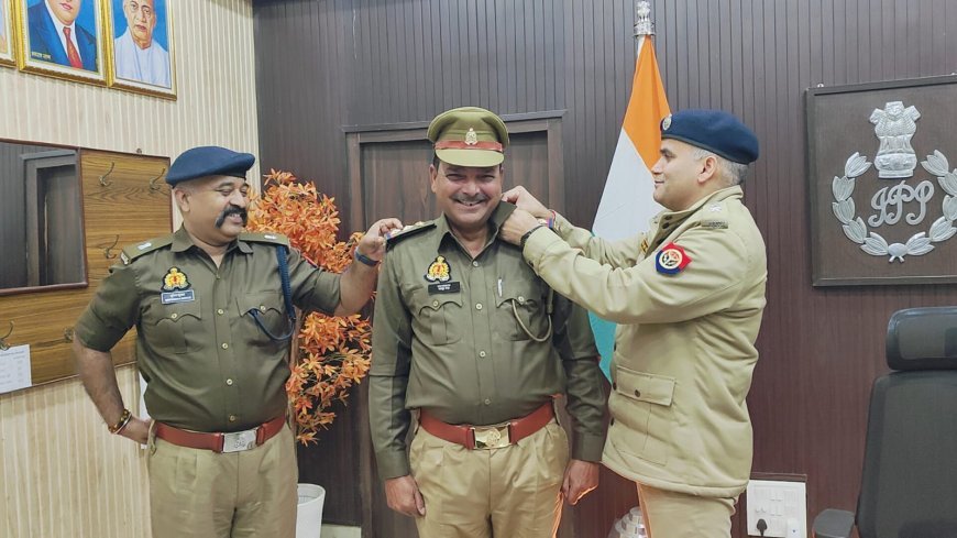 Hardoi News: SI से इंस्पेक्टर पद पर पदोन्नति मिलने पर एसपी ने स्टार लगाए, पुलिस ऑफिस का निरीक्षण किया