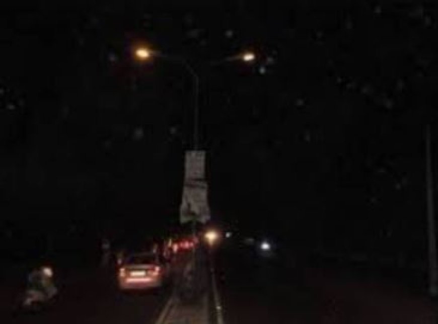 देवबंद: पालिका की अनदेखी से कई मोहल्लों में स्ट्रीट लाइटें बंद, अंधेरा पसरा