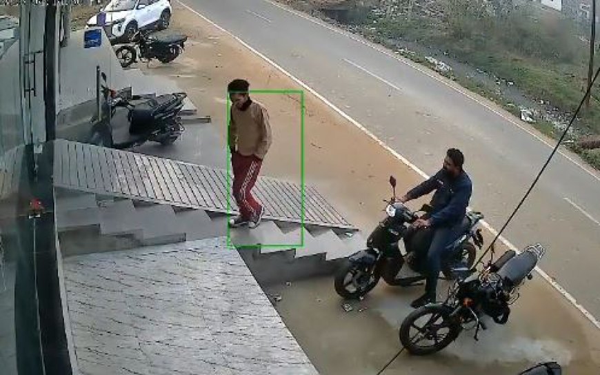 मुजफ्फरनगर: टेस्ट ड्राइव के बहाने स्कूटी लेकर भागा शख्स, देखें पूरा वीडियो...