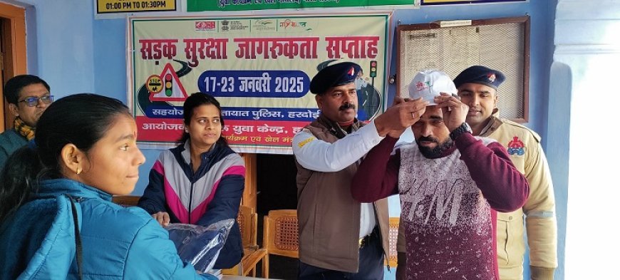 Hardoi News: सड़क सुरक्षा जागरुकता सप्ताह- यातायात प्रभारी द्वारा आदेशात्मक, सांकेतिक एवं सूचनात्मक सड़क चिन्ह एवं इनकी उपयोगिता बताई गई।