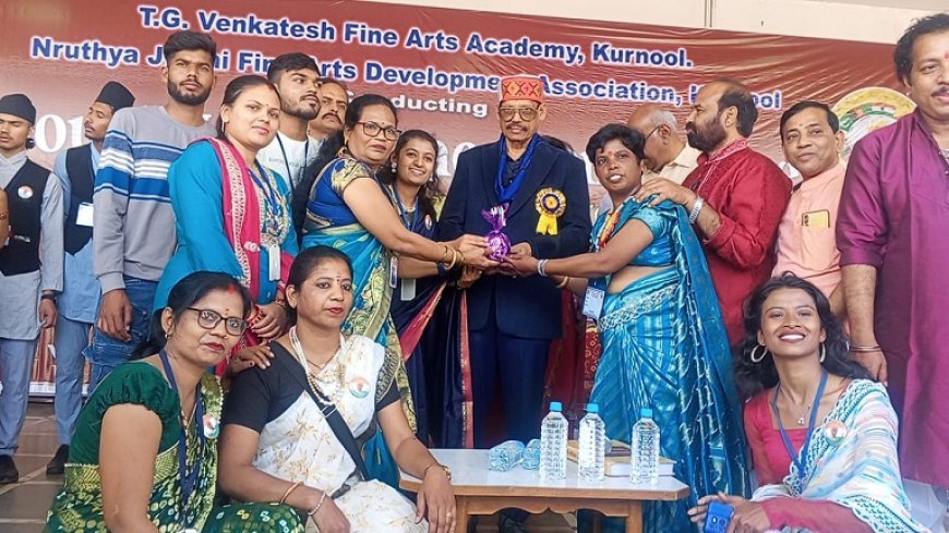 Madhya Pradesh News: विदेशी मेहमानों ने चखा बैतूल का गुड़- साऊथ एशियन पीस कान्फे्रंस एवं इटरनेशनल यूथ कल्चरल फेस्टीवल में विदेशों से आए मेहमान। 