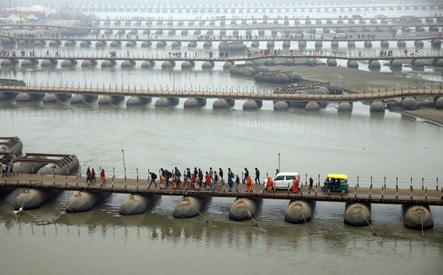 महाकुम्भ 2025: श्रद्धालुओं के अमृत स्नान की लाइफ लाइन बने पीपे के पुल, 40 वर्ग किलोमीटर में फैला महाकुम्भ, 25 सेक्टरों में विभाजित। 