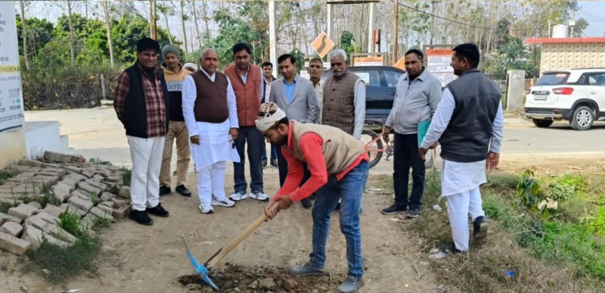 Shamli News: नगर पंचायत अध्यक्ष व EO ने मंदिर में होने वाले निर्माण कार्यों का निरीक्षण किया