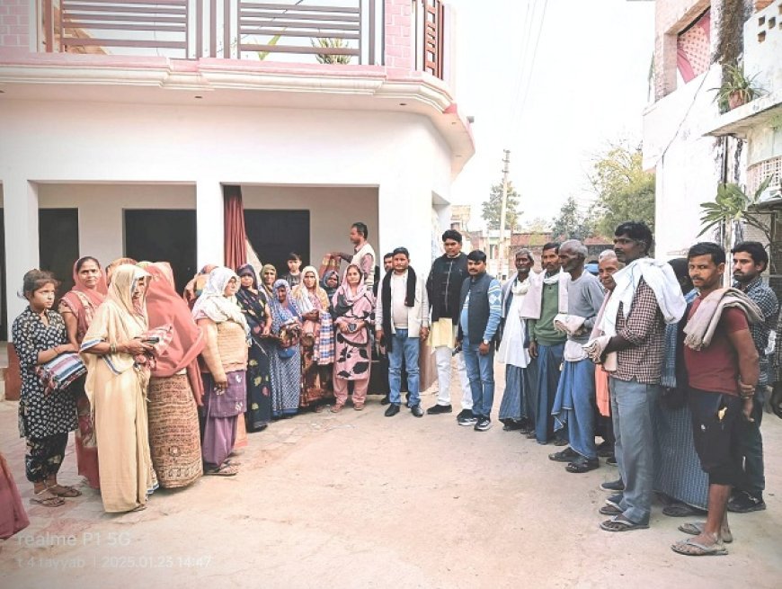 Hardoi News: किसान नेता रफीक लम्बू ने जरूरतमंदों को किया कंबल वितरण। 