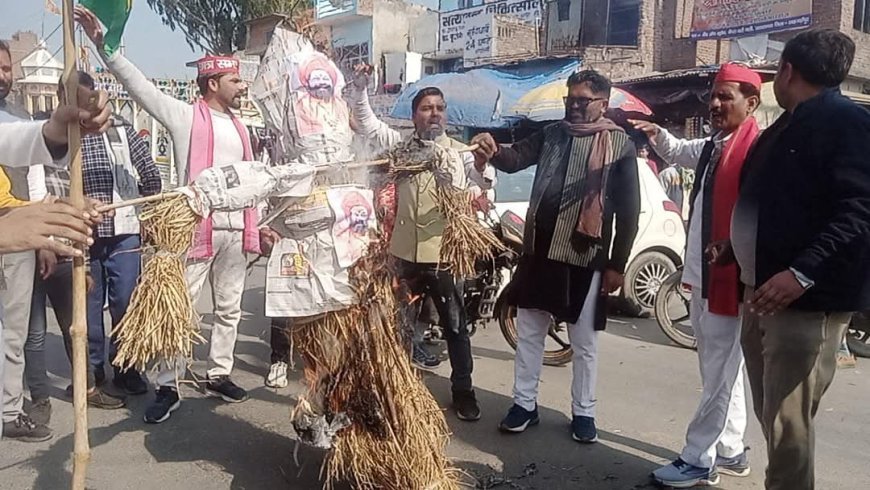 Shahjahanpur News: सपा कार्यकर्ताओं ने मुलायम सिंह यादव पर की गई अमर्यादित टिप्पणी को लेकर धरना प्रदर्शन