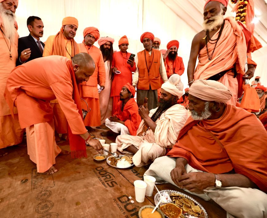Maha Kumbh 2025: गुरु गोरक्षनाथ अखाड़ा में सीएम योगी ने की धर्म ध्वजा की पूजा, संतों को प्रसाद गृहण कराया 