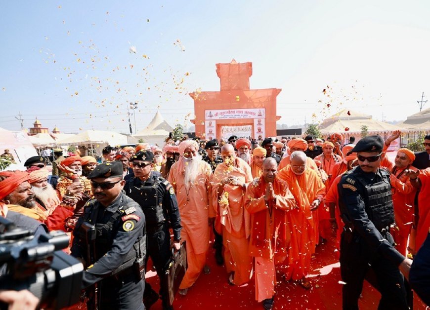 Maha Kumbh 2025: गुरु गोरक्षनाथ अखाड़ा में सीएम योगी ने की धर्म ध्वजा की पूजा, संतों को प्रसाद गृहण कराया। 