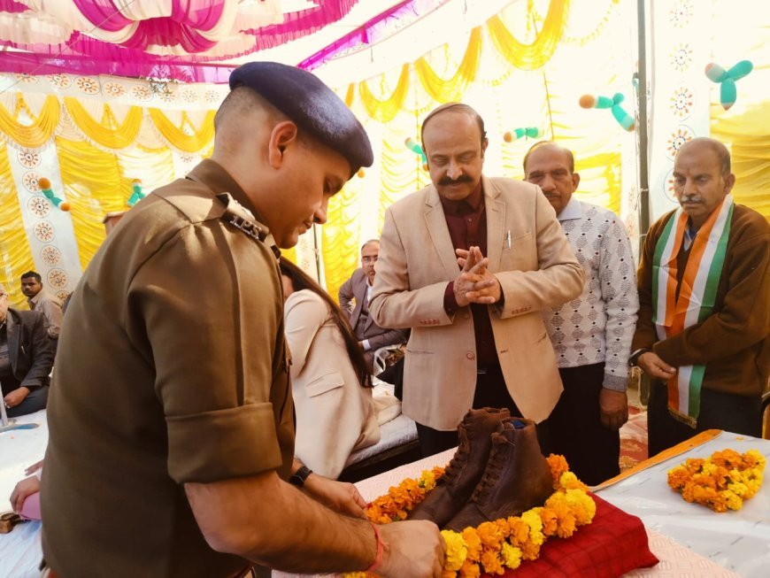 Hardoi News: ये दुगुना सौभाग्य है कि मैं उन चरण पादुकाओं के सामने हूं, एसपी ने कहा- आजादी दिलाने में कटियारी क्षेत्र का विशेष योगदान