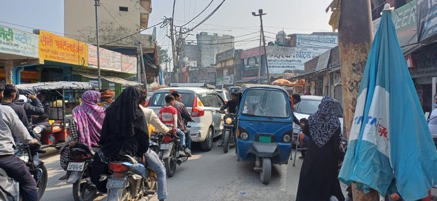 Rampur News: नगर मे चौराहे पर खड़े ई रिक्शा बने नागरिको की परेशानी का सबब