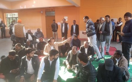 Sitapur News: SDM और प्रभारी तहसीलदार की अविधिक और मनमानी कार्य शैली के विरोध में आन्दोलित अधिवक्ताओं का धरना चौथे दिन भी जारी। 