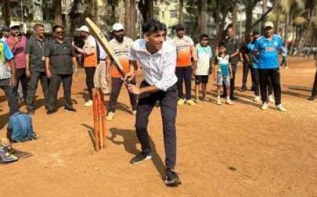 भारत में पहुंचे ब्रिटेन की पूर्व प्रधानमंत्री ने खेला क्रिकेट मैच, देखने वालों की लगी भीड़।