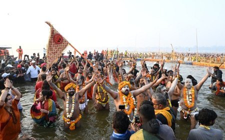 Maha Kumbh 2025: बसंत पंचमी पर पवित्र त्रिवेणी संगम में अमृत स्नान करने वाले साधु संतों और श्रद्धालुओं को सीएम योगी ने दी बधाई। 