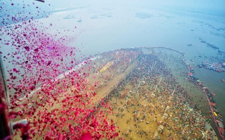 Maha Kumbh 2025: अंतिम अमृत स्नान पर श्रद्धालुओं पर हुई पुष्पवर्षा, लगे जयकारे। 