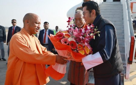 Lucknow News: सीएम योगी ने किया भूटान नरेश का स्वागत- लखनऊ पहुंचे जिग्मे खेसर नामग्याल वांग्चुक। 