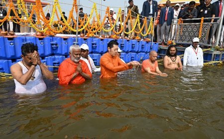 Maha Kumbh 2025: भूटान नरेश संग मुख्यमंत्री ने संगम में लगाई पावन डुबकी- महाकुम्भ का वैभव देख अभिभूत हुए भूटान नरेश जिग्मे खेसर नामग्याल वांगचुक। 