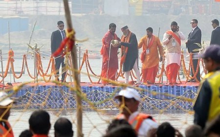 Maha Kumbh 2025: आस्था की डुबकी लगाकर पीएम मोदी ने दिया एकता का संदेश- वैदिक मंत्रोच्चारण और श्लोकों के बीच पीएम मोदी ने लगाई पावन डुबकी। 