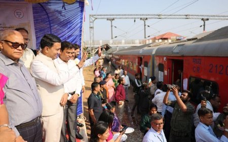 Maha Kumbh 2025: महाकुम्भ की भव्यता देख योगी के कायल हुए गोवा के सीएम, विशेष ट्रेन को दिखाई हरी झंडी। 