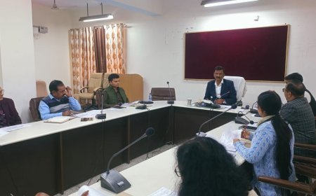 Mau News: DM ने की महिला कल्याण विभाग द्वारा संचालित योजनाओं की समीक्षा बैठक संपन्न