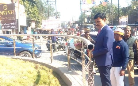 Hardoi News: अटल चौक के धीमे निर्माण पर DM नाराज, खराब गुणवत्ता पर फटकार लगाई