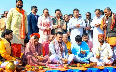 Maha Kumbh 2025: राजस्थान के CM ने कैबिनेट संग संगम में लगाई पावन डुबकी, त्रिवेणी तट पर हुई कैबिनेट बैठक