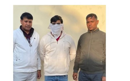 Palwal News: दो लाख की रिश्वत लेते पटवारी गिरफ्तार, एंटी करप्शन ब्यूरो टीम (Anti Corruption Bureau Team) ने गाडी से दो लाख रुपए बरामद किए