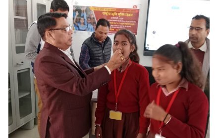 Hardoi News: हरदेवगंज स्थित कंपोजिट विद्यालय में NDD का हुआ शुभारम्भ, CMO ने बच्चों को दवा खिलायी 