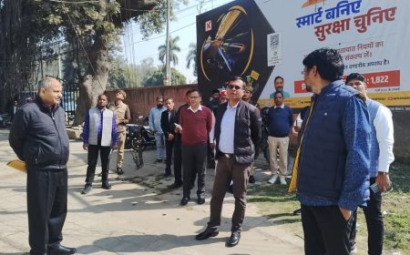 Shahjahanpur News: जिलाधिकारी ने किया कलेक्ट्रेट स्थित कार्यालयों को निरीक्षण