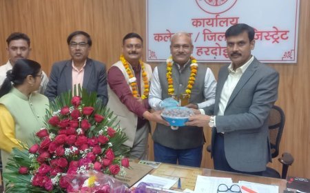 Hardoi News: DM ने प्रगतिशील किसानों को किया सम्मानित