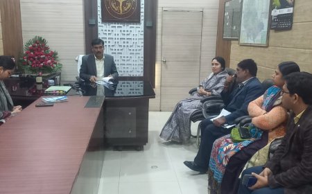 Hardoi News: सदस्य महिला आयोग सुजीता कुमारी ने जिलाधिकारी से की चर्चा