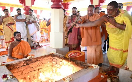 Gorakhpur News: जगद्गुरु शंकराचार्य के साथ CM योगी ने किया विशिष्ट हवन