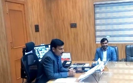 Hardoi News: दिव्यांग बेटी का सहारा बने DM, योजनाओं का लाभ देने हेतु अधिकारियों को निर्देश दिए