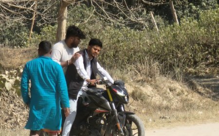 Ayodhya News: श्रद्धालुओं से अवैध वसूली कर किया जा रहा आस्था का दोहन, इस बार स्थानीय लोगों ने पकड़ा