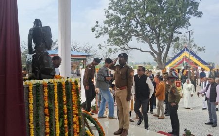 Shahjahanpur News: परमवीर चक्र विजेता नायक जदुनाथ सिंह की प्रतिमा स्मारक का कर्नल लेफ्टिनेंट जनरल एमके कटियार ने नारियल फोड़ कर किया उद्घाटन। 