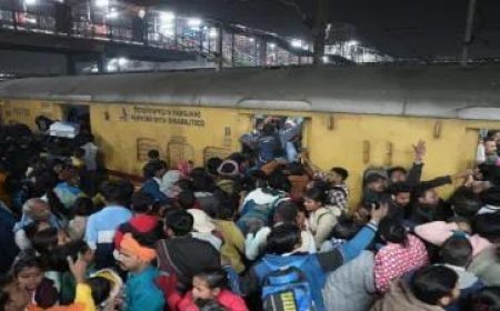 New Delhi: नई दिल्ली रेलवे स्टेशन पर अचानक से मची भगदड़, 18 की मौत, रेलवे ने मुआवजे का किया ऐलान। 
