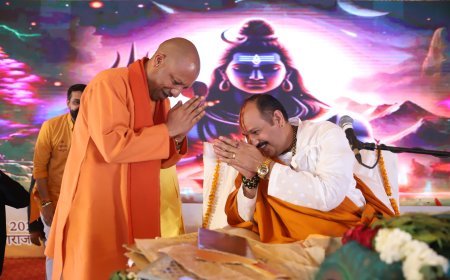 CM योगी ने प्रयागराज में पंडित प्रदीप मिश्रा की कथा में पहुंचे, सनातन धर्म की महिमा पर दिया जोर