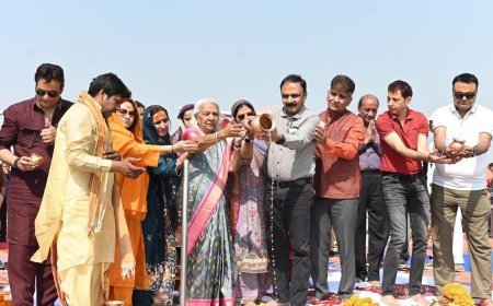 महाकुम्भ (Maha Kumbh) में डुबकी लगाकर अभिभूत हुईं राज्यपाल (Governor), कहाः वर्षों तक नहीं भूल पाएंगे दिव्य अनुभव