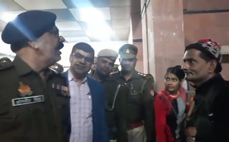 Ballia News: SP, ADM ने महाकुम्भ जाने वाले यात्रियों से बातचीत कर व्यवस्थाओं का जायजा लिया