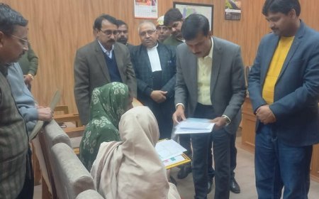 Hardoi News: दिव्यांग का सहारा बने जिलाधिकारी- दिव्यांग शिवकली को सौंपे योजनाओं के स्वीकृति पत्र। 