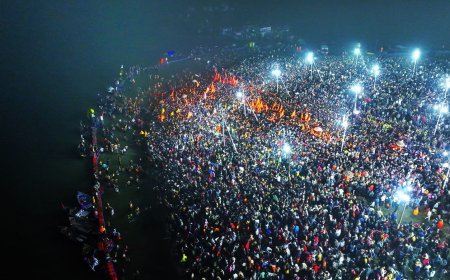 Maha Kumbh 2025: महाकुम्भ (Maha Kumbh) में 2 लाख से अधिक श्रद्धालु ले चुके हैं लेजर लाइट शो का आनंद