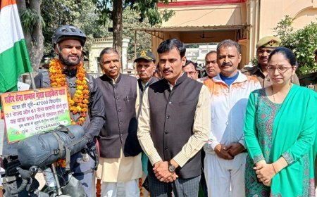 Hardoi News: जिलाधिकारी ने हरी झंडी दिखाकर अभिषेक को यात्रा के लिए किया रवाना।