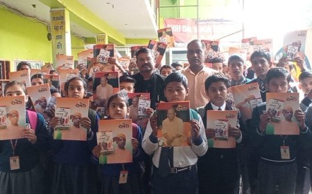 Hardoi News: उत्तर प्रदेश सरकार की साढ़े सात साल की उपलब्धियों पर आधारित पत्रक का हुआ वितरण।