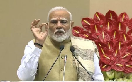 Maha Kumbh 2025: PM Modi ने की स्वच्छता कर्मियों व पुलिस की प्रशंसा, कहाः महाकुम्भ (Maha Kumbh) में आने वाला हर शख्स कर रहा गुणगान