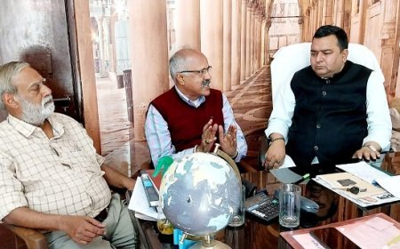 Agra News: माइर्नारटी कमीशन के चेयरमैन से मैट्रो स्टेशन का नाम नजीर अकबराबादी के नाम पर करवाने का अनुरोध।