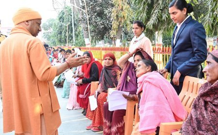 Gorakhpur News: जनता दर्शन में सीएम योगी ने सुनीं 200 लोगों की समस्याएं, अधिकारियों को दिए पारदर्शी और संतुष्टिपरक निस्तारण के निर्देश। 