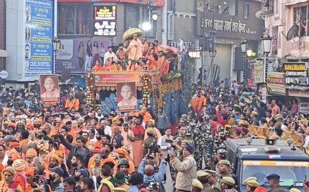 Varanasi News: महाशिवरात्रि पर भोलेनाथ के दर्शनों को जुटी भारी भीड़, अभिनेत्री रवीना टंडन ने भी दर्शन किये