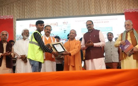 सीएम योगी की सौगात- महाकुम्भ में लगे स्वच्छताकर्मियों और स्वास्थ्यकर्मियों को 10 हजार रुपए अतिरिक्त बोनस का किया ऐलान